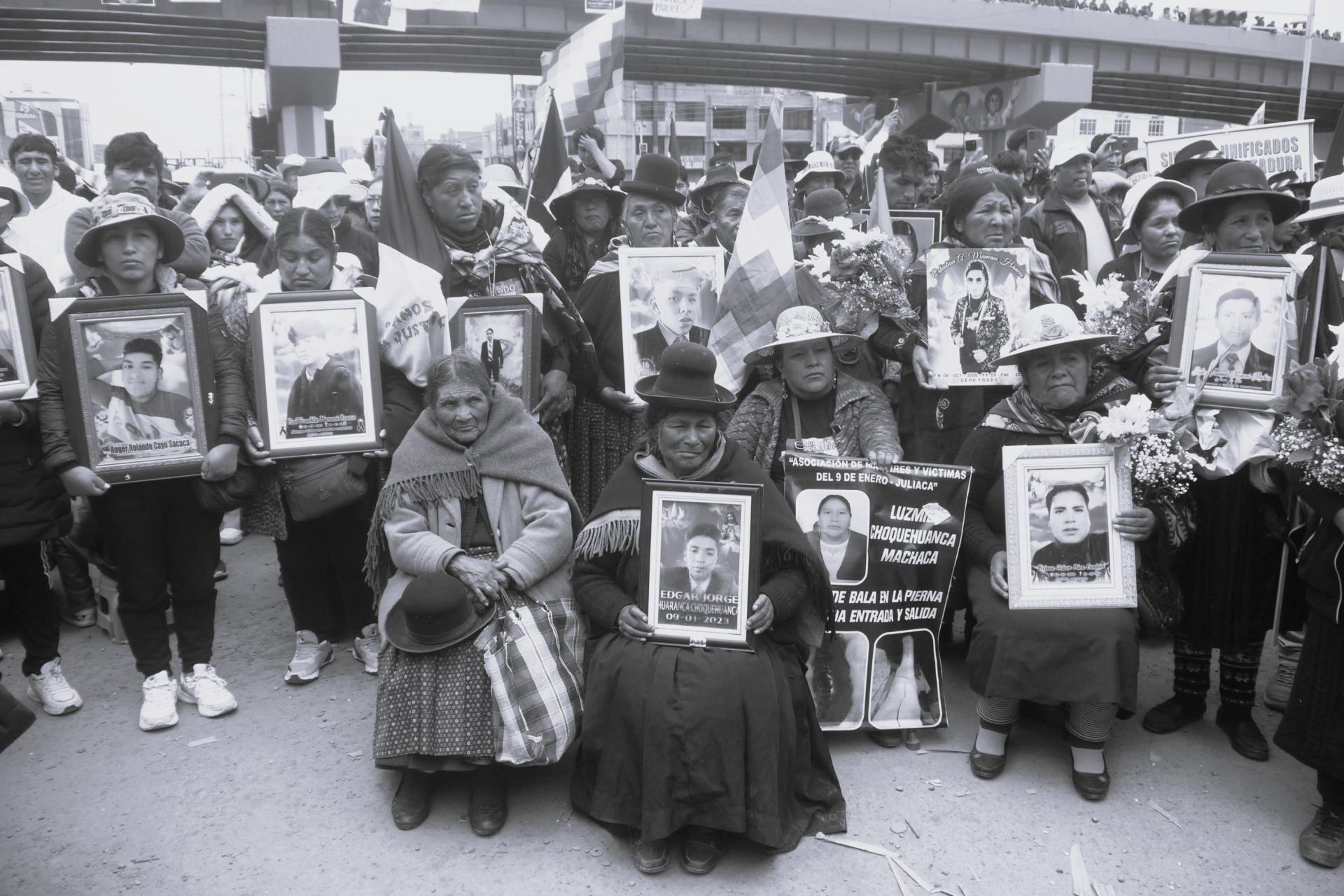 UNIÓN. En las actividades por el aniversario de la represión participaron delegaciones de distintas provincias de Puno. También familiares de las víctimas de Ayacucho, Apurímac, Cusco y Lima.