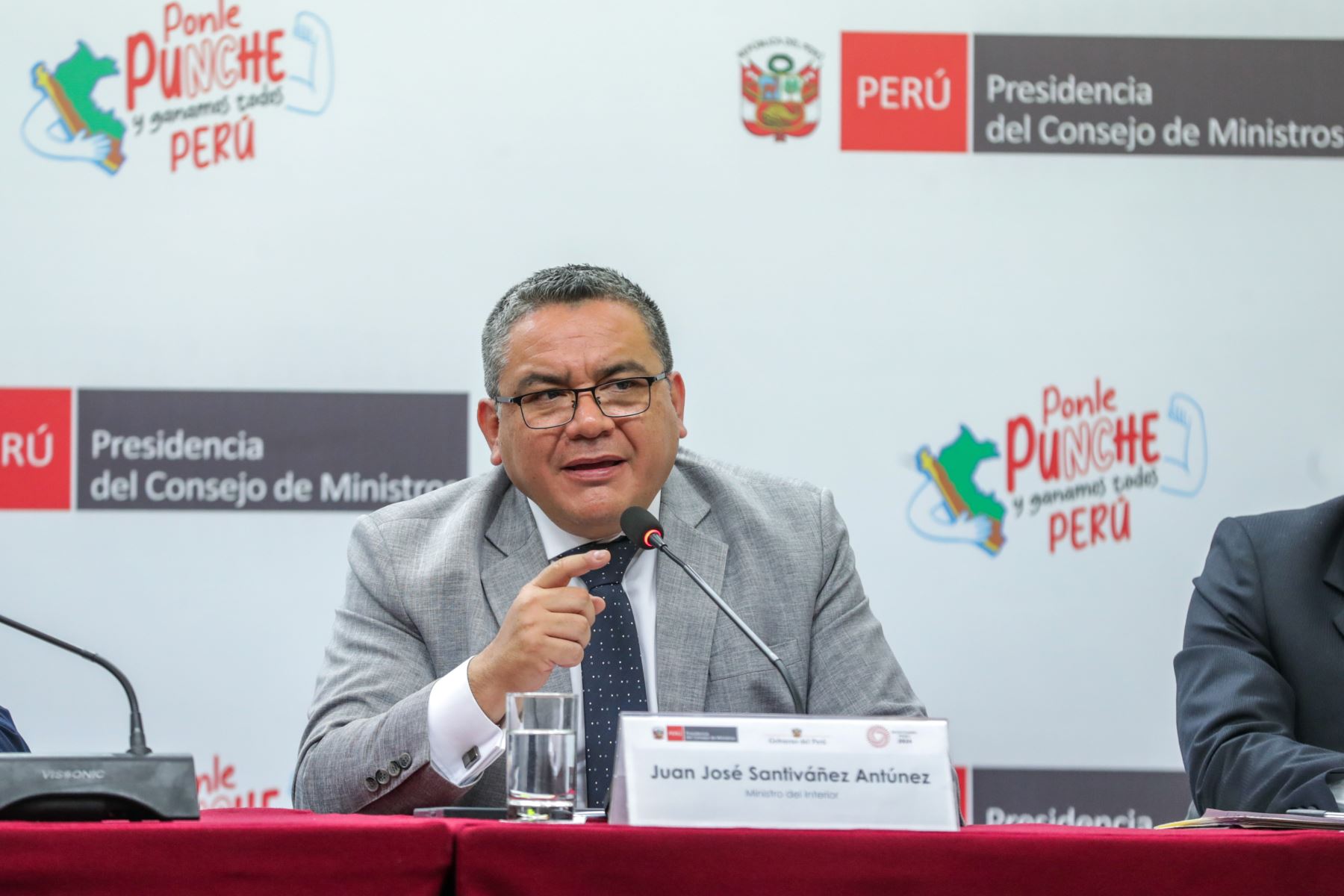 Es falsa la versión del ministro del Interior acerca de que por ley solo se puede suspender a un policía si está privado de su libertad