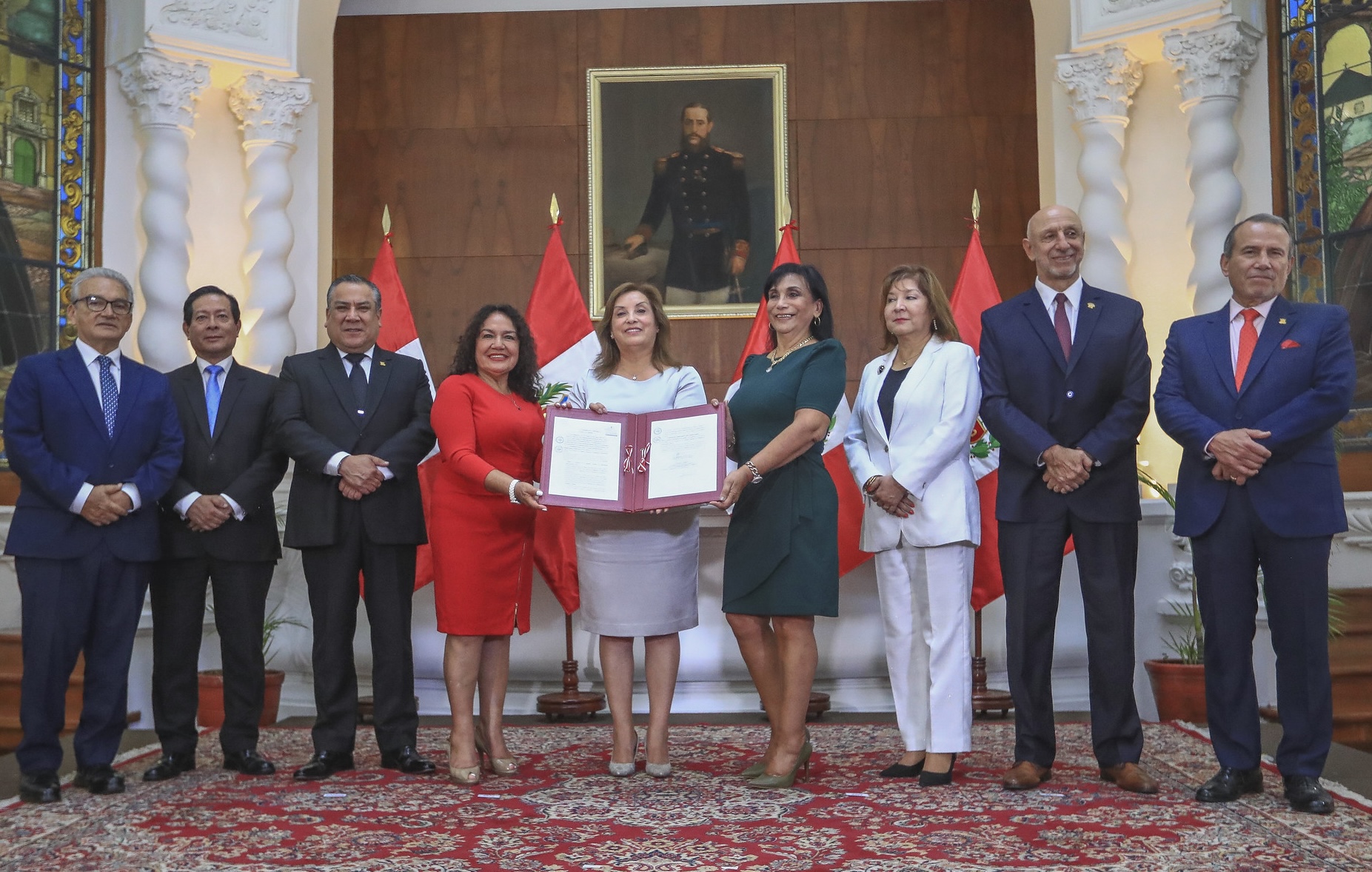 ALIANZA. Dina Boluarte, sus ministros y la jefa de la APCI junto con los coautores de la ley, María Acuña (Alianza para el Progreso), Alejandro Aguinaga (Fuerza Popular) y José Cueto (exRenovación Popular).