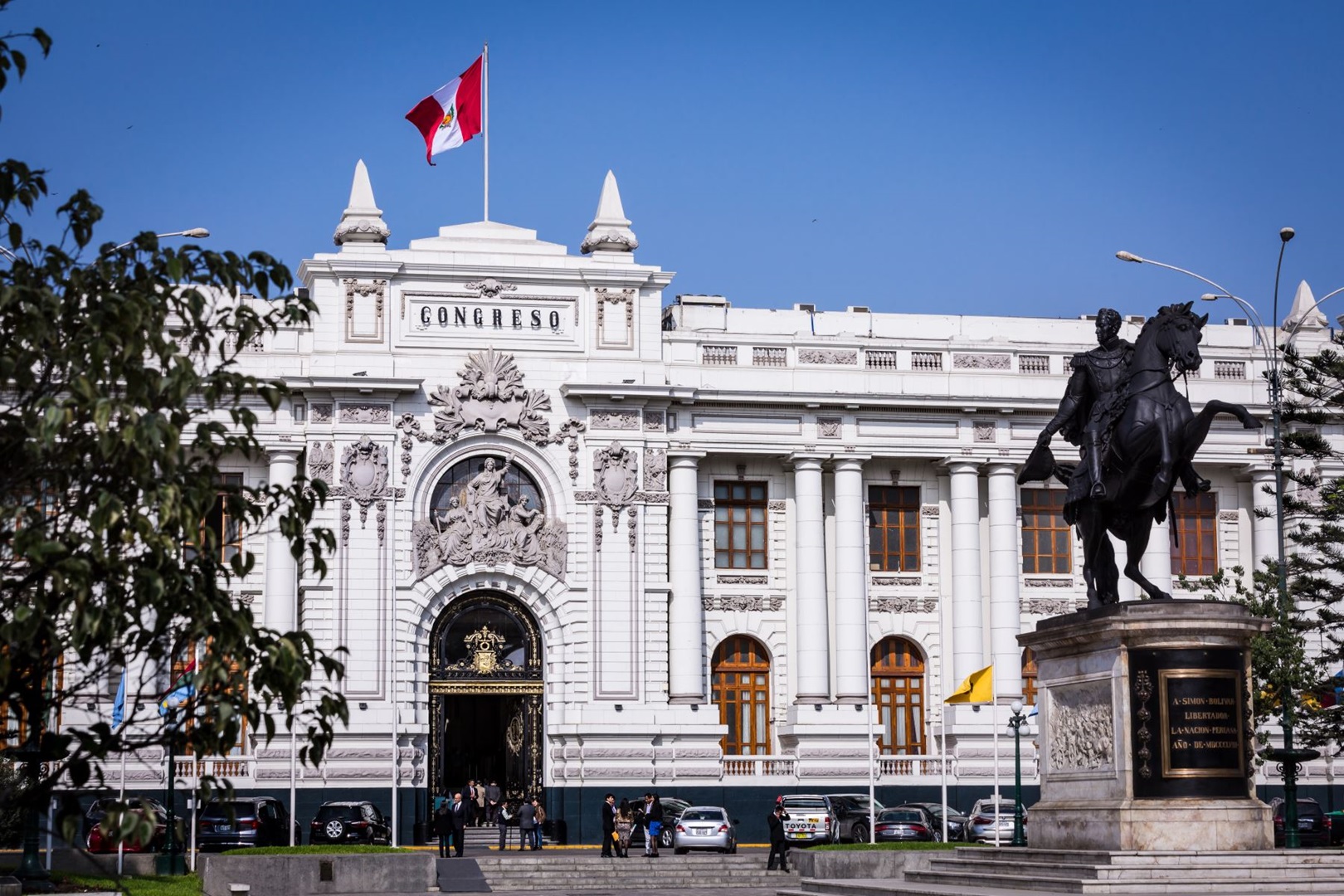 FORADO. A la par que el Congreso aprueba un crédito suplementario al Ejecutivo, impulsa leyes que recortan los ingresos tributarios a futuro.