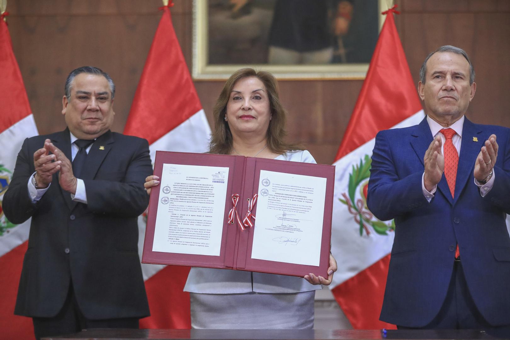NORMA. Dina Boluarte promulgó la ley APCI en abril junto al primer ministro Gustavo Adrianzén y al canciller Elmer Schialer.