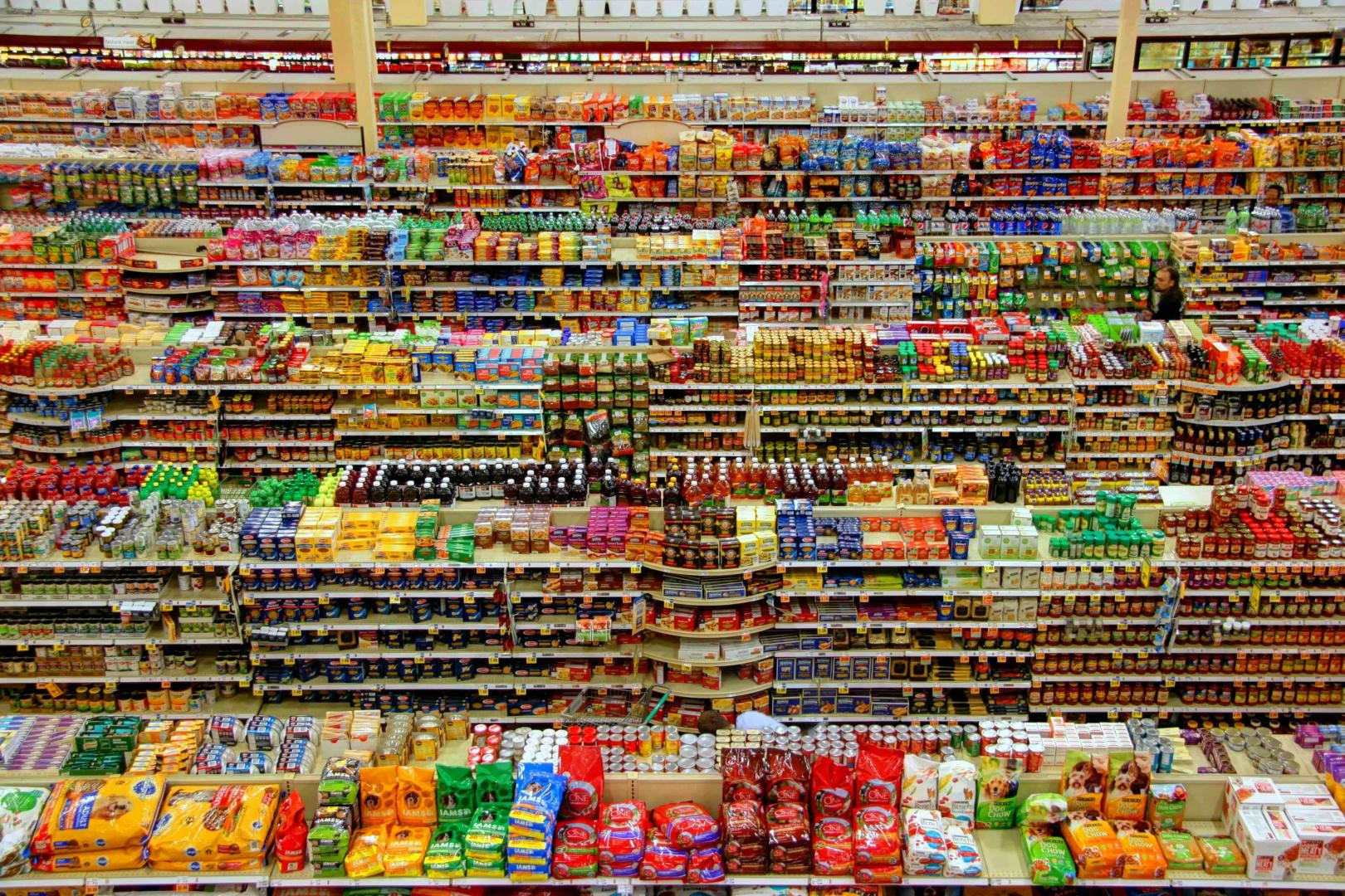 RIESGOS A LA SALUD. La publicación cuestiona a la industria de ultraprocesados por inundar el mercado con productos baratos y hiperpalatables que no son nutritivos.