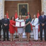 ALIANZA. Dina Boluarte, sus ministros y la jefa de la APCI junto con los coautores de la ley, María Acuña (Alianza para el Progreso), Alejandro Aguinaga (Fuerza Popular) y José Cueto (exRenovación Popular).