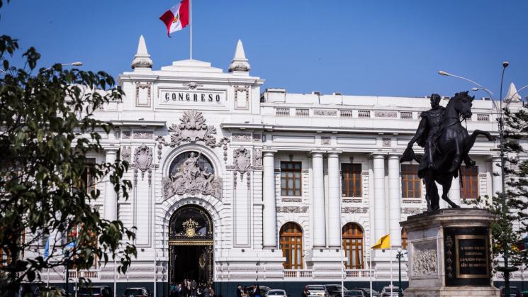 FORADO. A la par que el Congreso aprueba un crédito suplementario al Ejecutivo, impulsa leyes que recortan los ingresos tributarios a futuro.