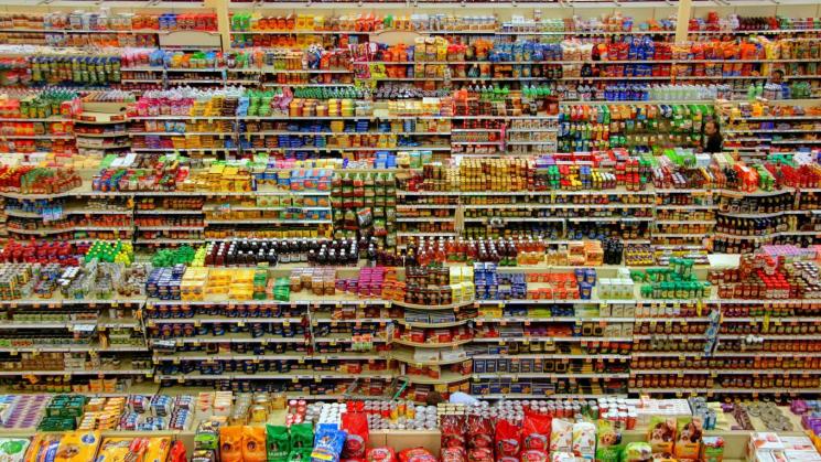 RIESGOS A LA SALUD. La publicación cuestiona a la industria de ultraprocesados por inundar el mercado con productos baratos y hiperpalatables que no son nutritivos.