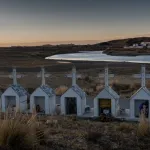 MEMORIA. En el lugar en el que murieron los soldados, seis cruces fueron puestas, con sus nombres, fotos y una placa del Ejército. Al fondo, el río Ilave y el camal de la ciudad.